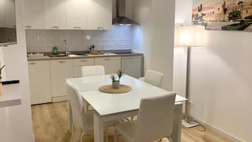 Exclusive-Apartment | Wohnbereich | 34-Zoll-Flachbildfernseher mit Digitalempfang