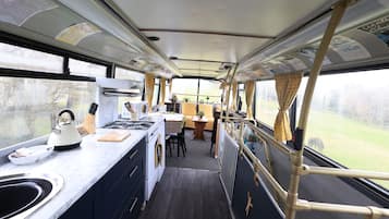 Cabaña (Bertram Bus) | Cocineta privada | Microondas, horno, parrilla de estufa y cafetera y tetera