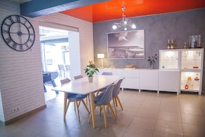 Daily continental breakfast (EUR 13 per person)