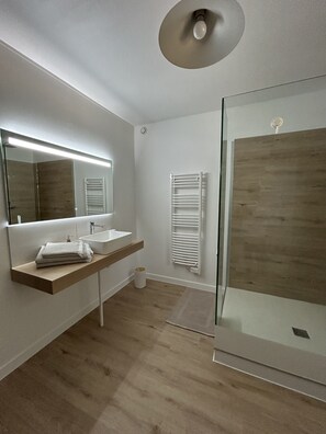 Habitación doble superior | Baño | Ducha, cabezal de ducha tipo lluvia, secador de pelo y albornoces
