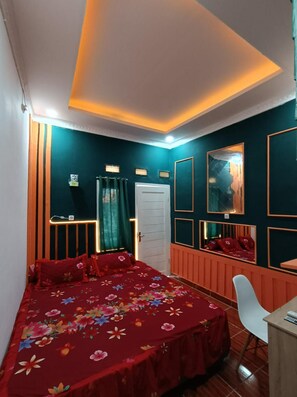 Desk, bed sheets - OYO Life  92977 Neba Kost Aesthetic (Tangerang)