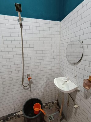 Quarto casal standard | Banheiro | Chuveiro, sabonete