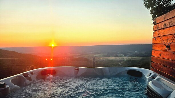 Un bain à remous avec vue sur le coucher de soleil.