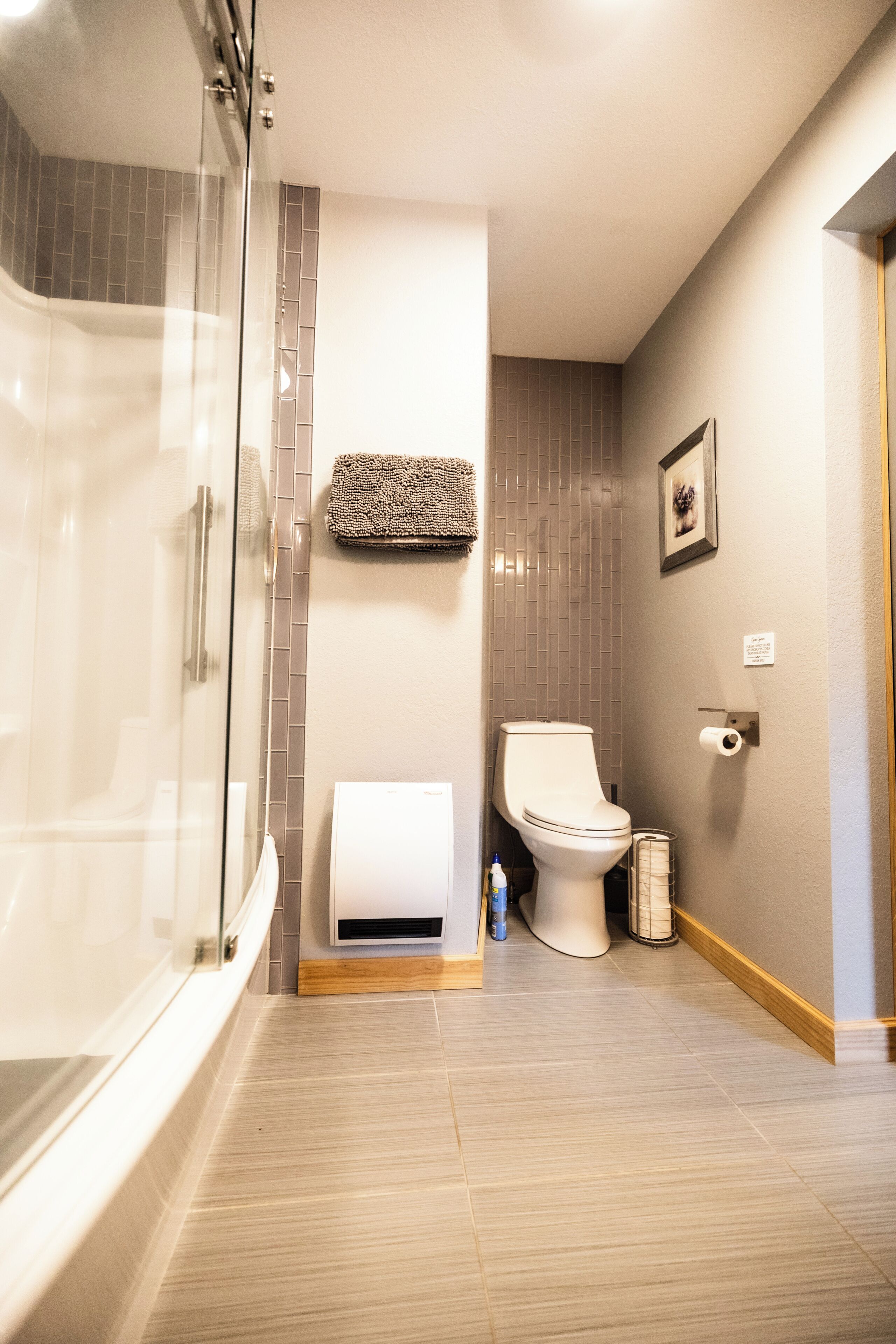 Ein Badezimmer mit Duschkabine, Toilette und Waschbecken.