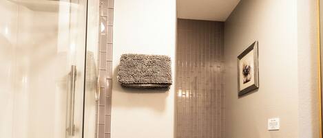 Ein Badezimmer mit Duschkabine, Toilette und Waschbecken.