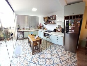 Kjøleskap, ovn, kokeplater og brødrister