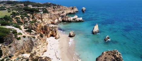 En la playa, playa de arena blanca y camas de playa gratuitas