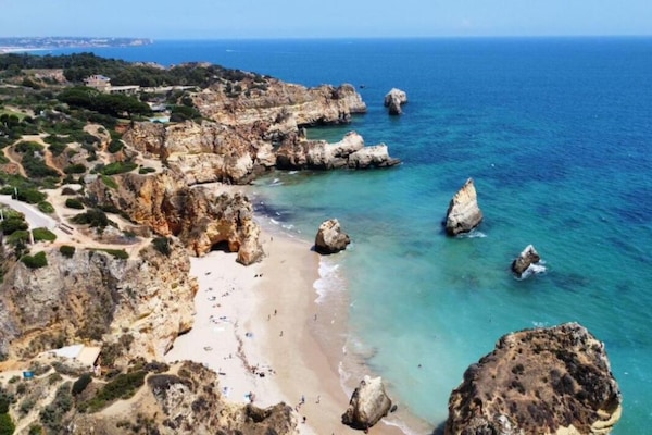 På stranden, hvit sand, strandtelt (inkludert) og solsenger