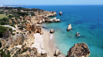 En la playa, arena blanca, camas de playa gratis