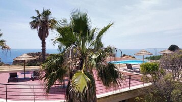 Una piscina techada, una piscina al aire libre