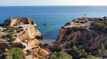 Una playa cerca, arena blanca, camas de playa gratis