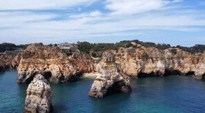 Plage, sable blanc, cabines gratuites, chaises longues