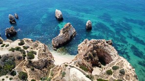 Plage, sable blanc, cabines gratuites, chaises longues