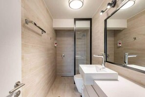 Bathroom - The Sun Pooljacuzzigymnew (Barranco)