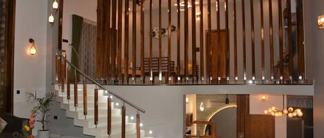 المنشأة من الداخل