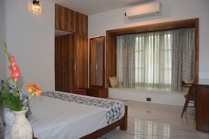 5 bedrooms, iron/ironing board, WiFi, bed sheets