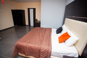 1 habitación, tabla de planchar con plancha, wifi y ropa de cama