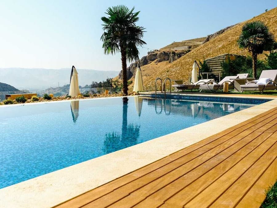 En säsongsöppen utomhuspool