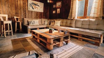 Chambre Standard, 1 chambre | Coin séjour | TV connectée de 45 pouces avec chaßnes par satellite, cheminée