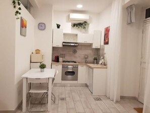 Micro-ondas, fogão, cooktop, cafeteira/chaleira