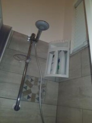 Haartrockner, Handtücher, Seife, Toilettenpapier