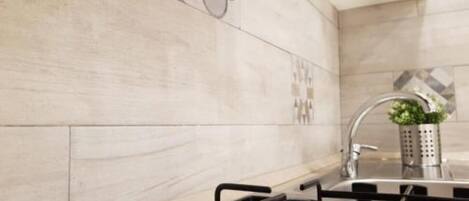 Mikrowelle, Ofen, Herdplatte, Wasserkocher mit Kaffee-/Teezubehör