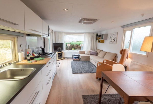 Køleskab, mikrobølgeovn, ovn, kogeplade