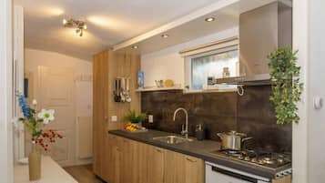 Een koelkast, een kookplaat, een koffiezetapparaat/waterkoker