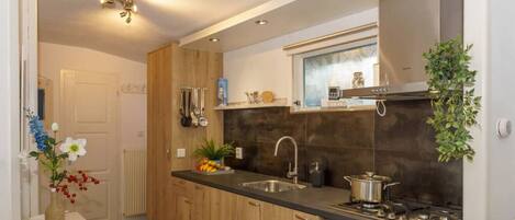 Réfrigérateur, plaque de cuisson, cafetiÚre/bouilloire