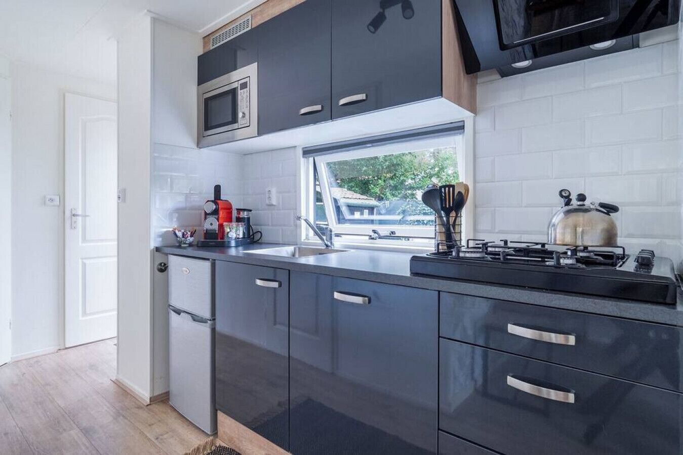 Réfrigérateur, micro-ondes, plaque de cuisson, lave-vaisselle