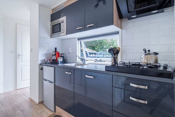 Køleskab, mikrobølgeovn, kogeplade, opvaskemaskine