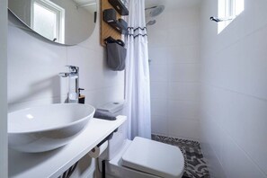 Secador de pelo y toallas