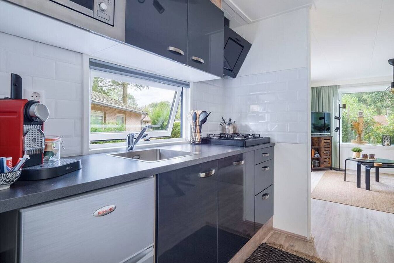 Réfrigérateur, micro-ondes, plaque de cuisson, lave-vaisselle