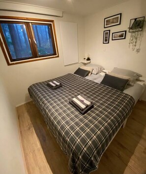 2 dormitorios, escritorio, tabla de planchar con plancha y wifi