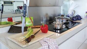 Kylskåp, mikrovågsugn, ugn och spishäll