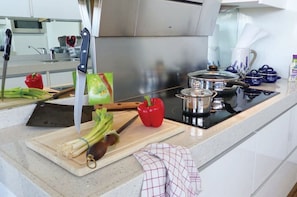 Kylskåp, mikrovågsugn, ugn och spishäll