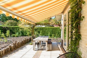 تناول الطعام بالخارج