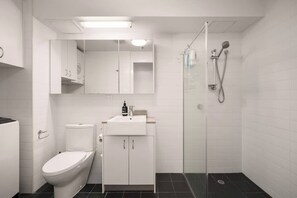 Dusj, hårføner, håndklær og såpe