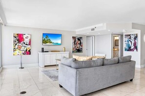 TV, offices - Grand Biscayne Bayfront Stay (Miami)