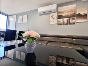 Televisie, boeken en een kantoor