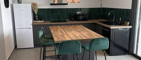 Kylskåp, mikrovågsugn, ugn och spishäll