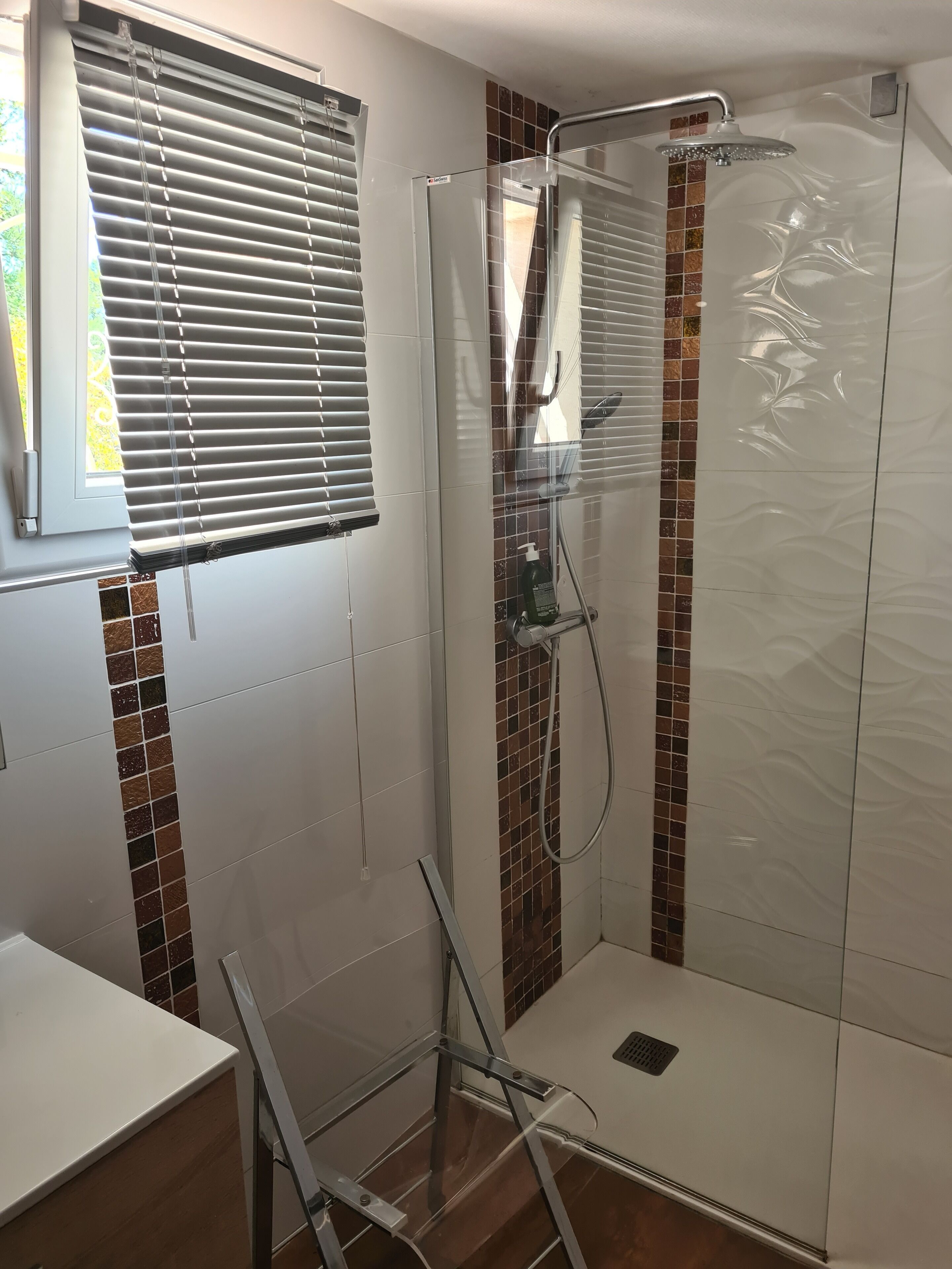 Een haardroger, handdoeken, zeep, shampoo