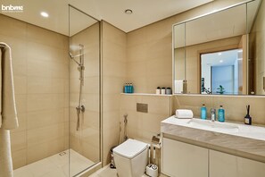 Căn hộ | Phòng tắm | Buồng tắm vòi sen, vòi sen thủy lực, đồ dùng nhà tắm miễn phí 