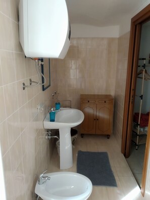 Hair dryer, bidet, towels, soap - Grandma Ida's - holiday home (Civitacampomarano)