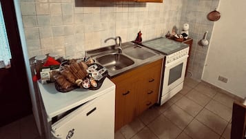 Kühlschrank, Ofen, Herdplatte, Wasserkocher mit Kaffee-/Teezubehör