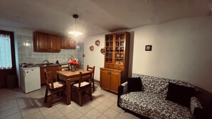 A compact living space with a kitchen, dining area, and a sofa. - Grandma Ida's - holiday home (Civitacampomarano)