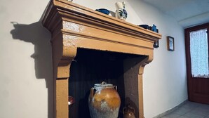 A fireplace with a decorative mantel, a large vase, and two smaller vases on the hearth. - Grandma Ida's - holiday home (Civitacampomarano)