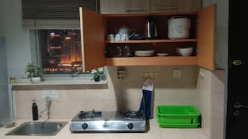 Apartamento urbano, 2 quartos, vista para a cidade | Cozinha privada | Geladeira, micro-ondas, cooktop, chaleira elétrica