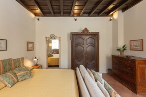 1 chambre, bureau, fer et planche à repasser, lit parapluie