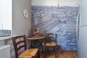 クラシック アパートメント | リビング エリア | 42 インチの薄型テレビ (ケーブル放送視聴可)